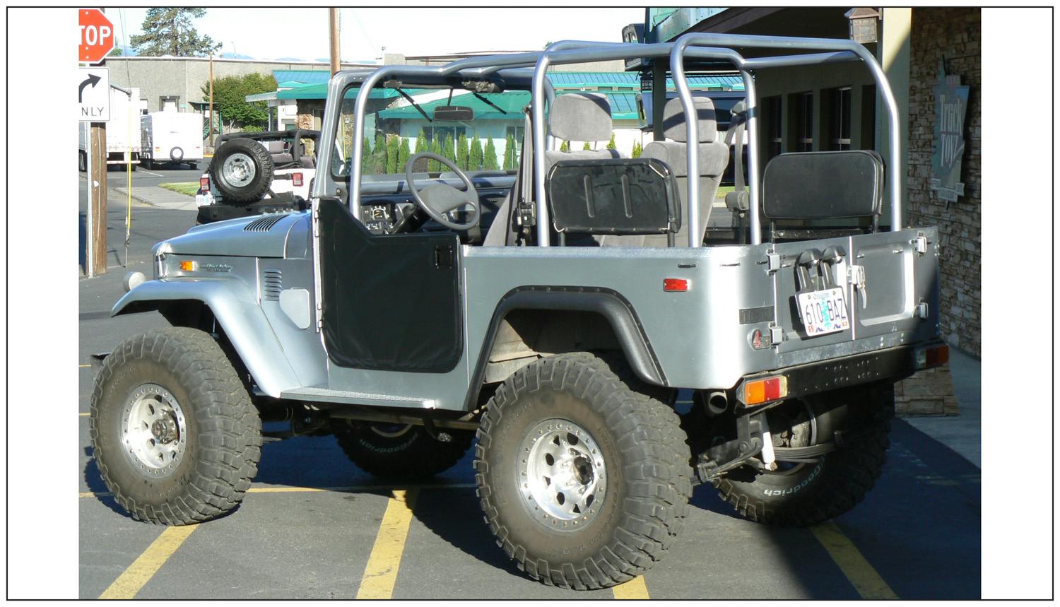Bushwacker 30002-07 Fender Flares Cutout Style 2Pc Rear