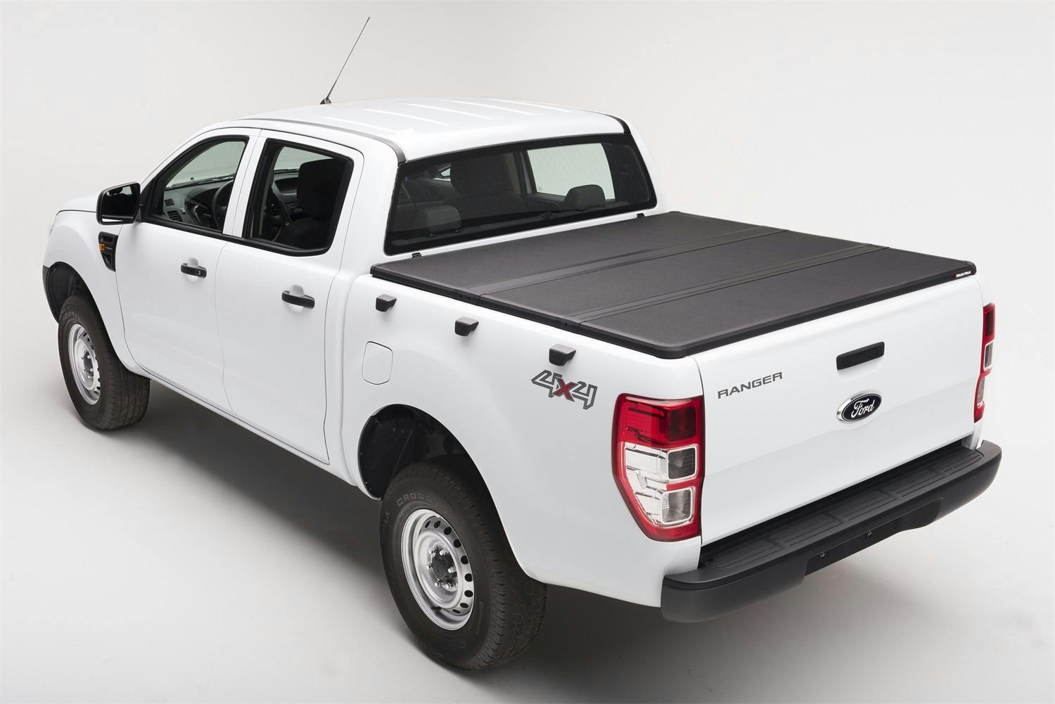 Extang 83985 Solid Fold 2.0 - 05-21 Frontier 4'11" w/ Factory Bed Rail Caps